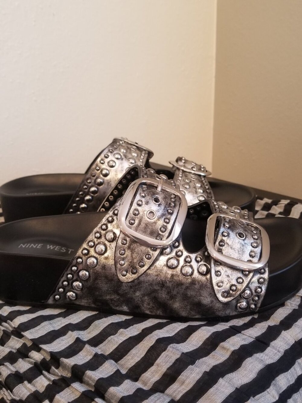 Nine West Flinne Studded Buckle Sandals in Distressed Silver Size 8.5 - Picture 3 of 13